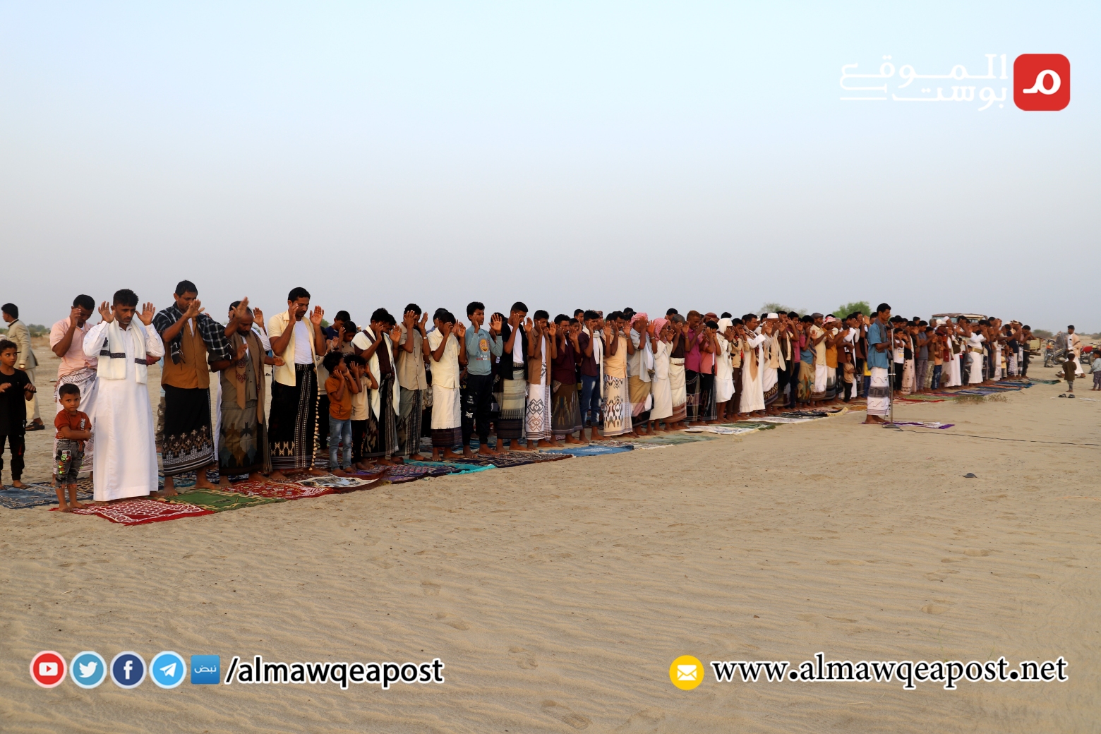 النازحون في ميدي بمحافظة حجة يؤدون صلاة عيد الأضحى في الصحراء