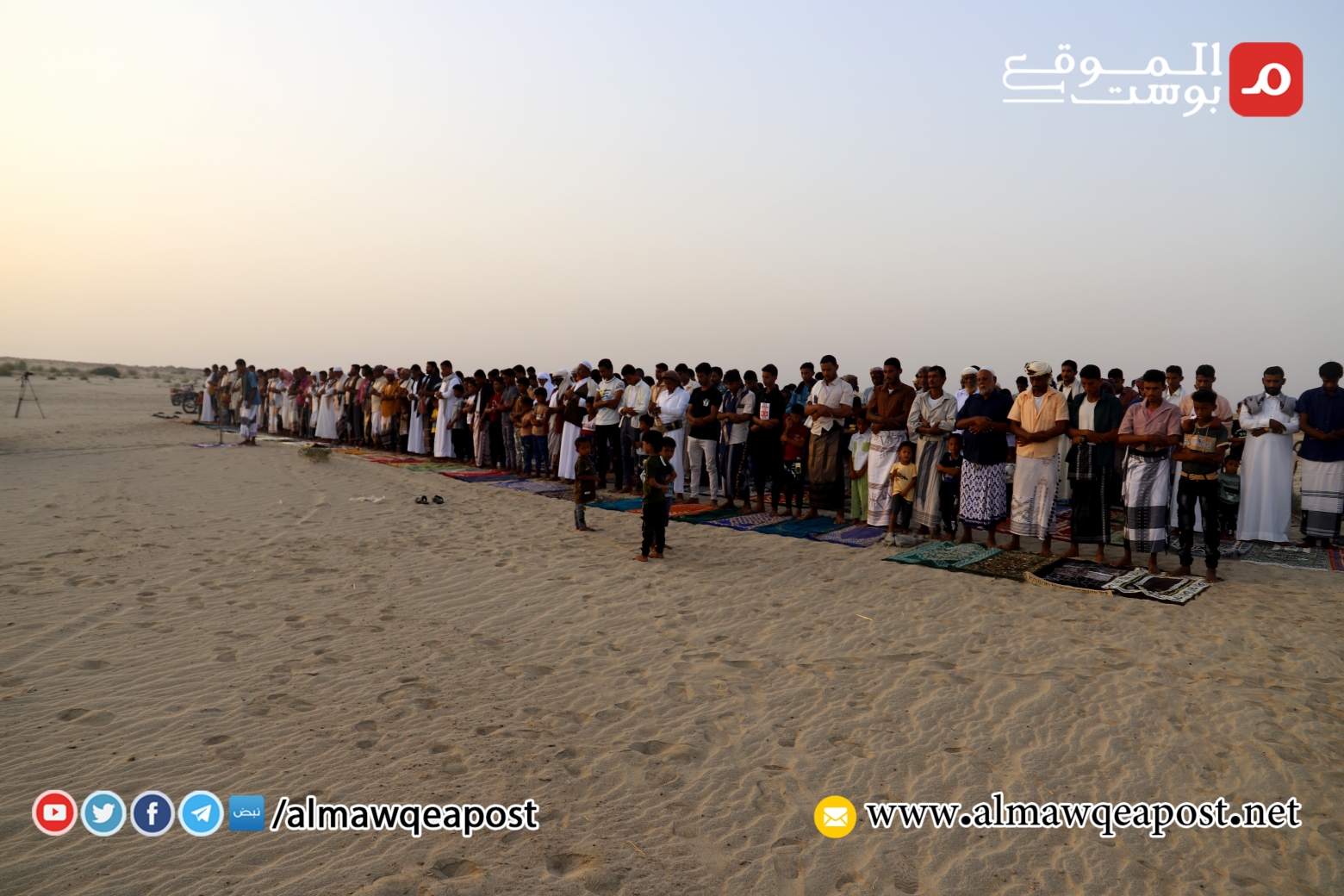 النازحون في ميدي بمحافظة حجة يؤدون صلاة عيد الأضحى في الصحراء