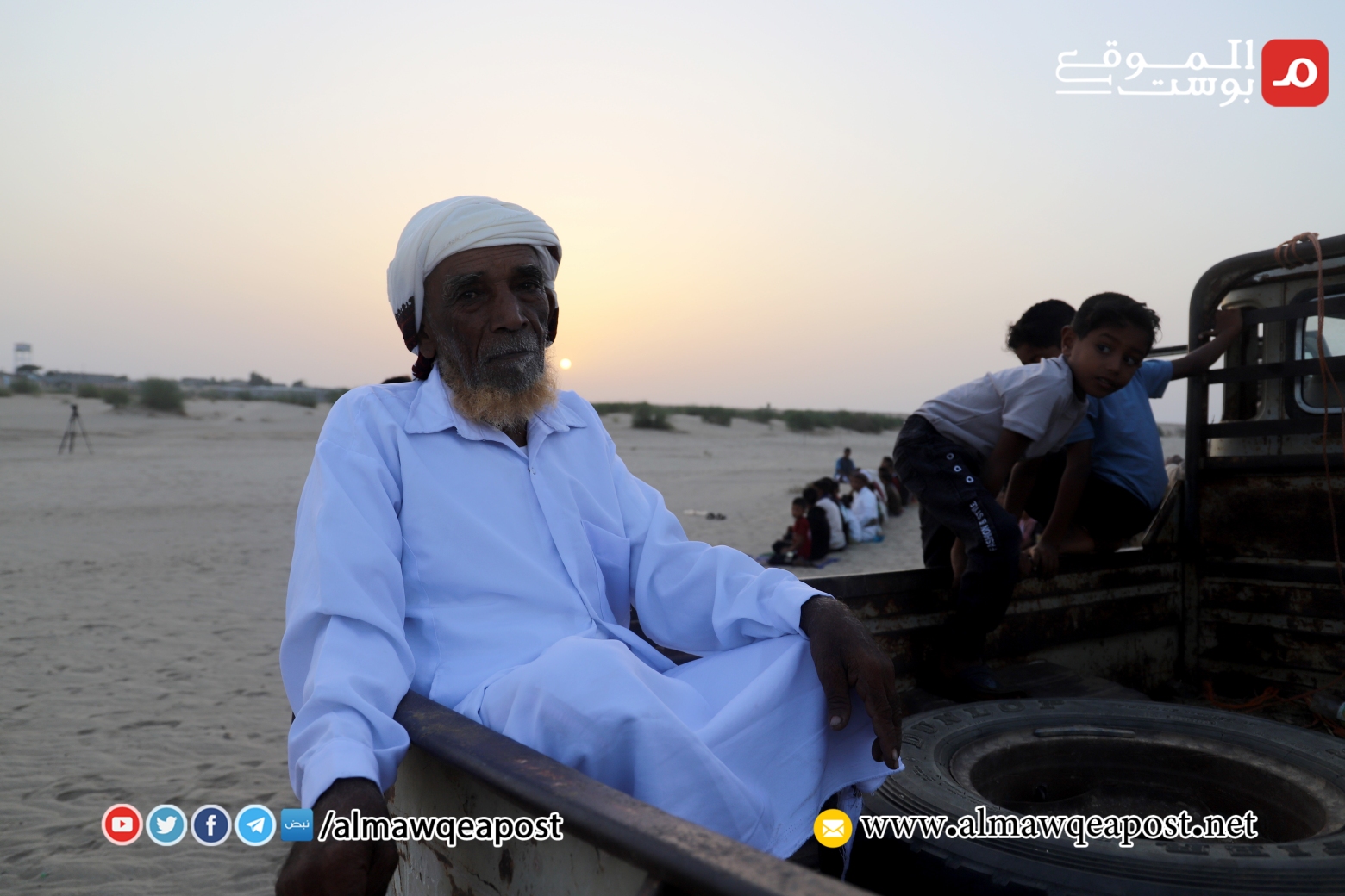 النازحون في ميدي بمحافظة حجة يؤدون صلاة عيد الأضحى في الصحراء