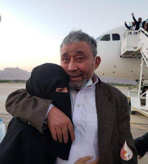 شاهد الصور.. احتفاء شعبي واستقبال رسمي بنجاح صفقة الأسرى والمختطفين في اليمن