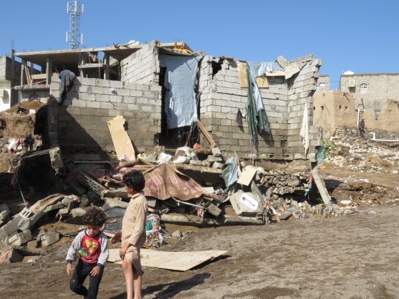 شاهد صور .. آثار الدمار الذي ألحقته سيول الأمطار بمنازل ومخيمات النازحين في مأرب
