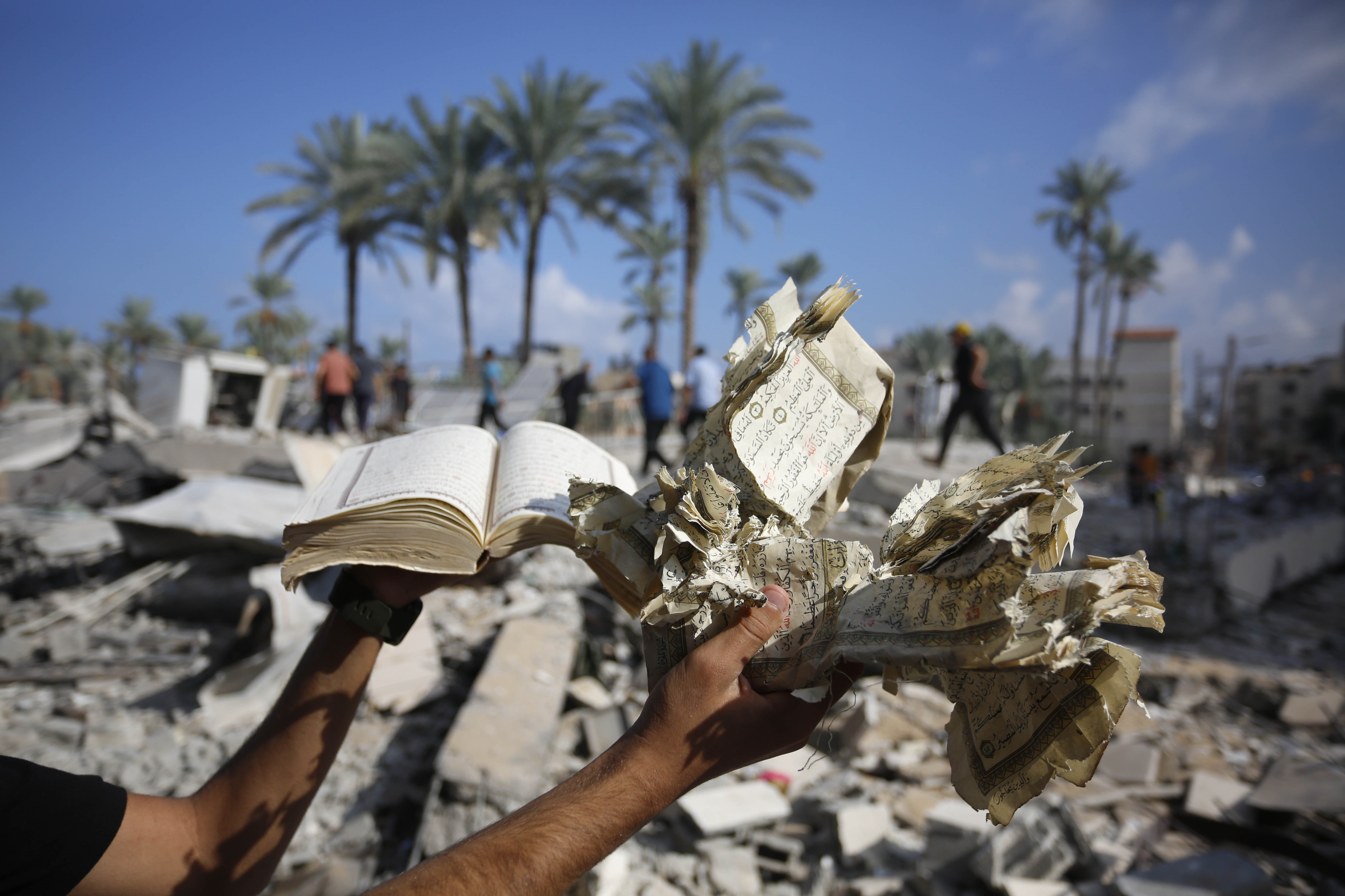 القرآن الكريم يتعرض للتلف في غزة جراء استهداف إسرائيل احد المساجد