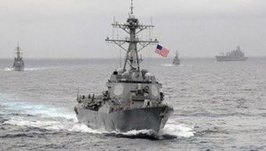 سفن حربية إيرانية تعترض مدمرة أمريكية في مضيق هرمز