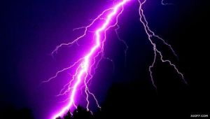 وفاة وإصابة ستة أشخاص بصواعق رعدية شمالي لحج