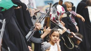 تجنيد الأطفال يرتفع 500 ..% والزج بنساء اليمن يشي بضعف الحوثي وصالح