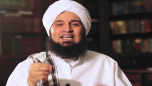 الداعية اليمني الجفري متزلفاً السيسي: جيش مصر أسد يهز العالم زئيرا (فيديو)