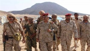 رئيس الأركان يوجه بترقية أفراد نقطة عسكرية أحبطت عملية تهريب أسلحة وعملة مزورة