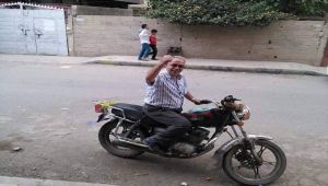 أكاديمي بجامعة صنعاء يقرر العمل على دراجة نارية لإعالة أسرته (صورة)