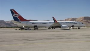 رئيس الحكومة اليمنية يلغي رسوماً إضافية على تذاكر الطيران أقرّتها الهيئة العامة