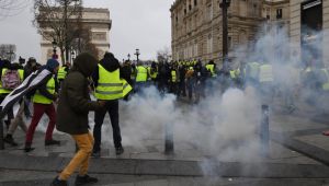 غاز ومدرعات واعتقالات.. السلطات الفرنسية تجابه "السترات الصفراء" بالقوة