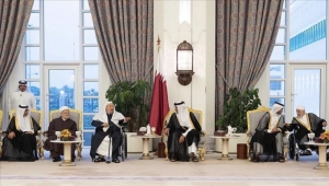 أمير قطر يقيم مأدبة إفطار لعلماء بينهم القرضاوي