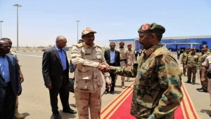 بعد زيارته مصر.. رئيس "العسكري" السوداني يصل الإمارات
