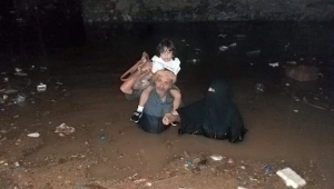 الحكومة تدعو المنظمات لانقاذ المتضررين من السيول في عدن وأبين ولحج