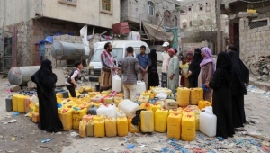 الحوثيون يفرضون على السكان تسديد فواتير المياه رغم انقطاعها الدائم