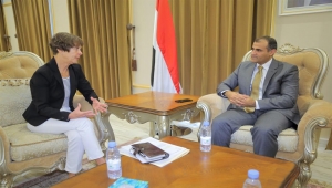 الحكومة اليمنية تؤكد تمسكها بالمرجعيات الثلاث لتحقيق الحل السلمي