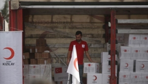 اليمن.. الهلال الأحمر التركي يوزع 300 سلة غذائية على نازحين بعدن