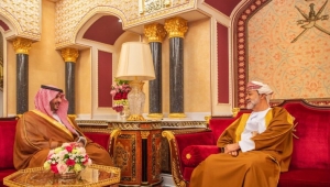 إنتلجينس يصف لقاء خالد بن سلمان مع سلطان عمان الجديد بالمتوتر