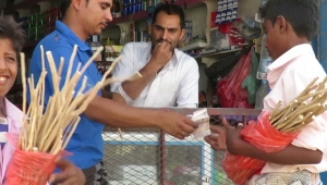 رمضان موسم ذهبي لبائعي عود "الأراك" في اليمن لتعويض ما خلفته الحرب (تقرير)