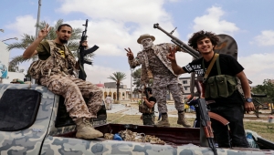 الأطراف الليبية في محادثات عسكرية.. وصول تعزيزات الوفاق إلى سرت والكشف عن مقابر جماعية في ترهونة