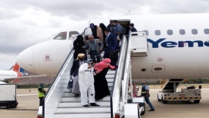 وصول 91 يمنيا من العالقين في السودان إلى مطار عدن