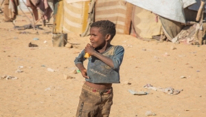"الهجرة الدولية" تقدم مساعدات غذائية لـ263 طفلاً نازحاً في مأرب
