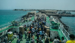 وصول 76 يمنيا من العالقين في جيبوتي إلى باب المندب عبر البحر