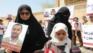 أسرة الصحفي المنصوري المختطف تُحمل الحوثيين مسؤولية سلامة صحة ابنها