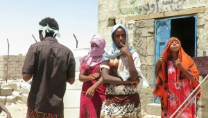 بجهود ذاتية.. معلم يمني يجعل من صحراء "الرويك" بمأرب دياراً لتعايش الديانات وسكنا للمهاجرين الأفارقة (تقرير)