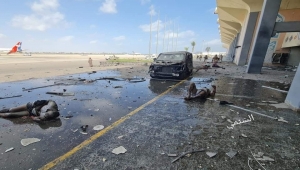 تفجيرات مطار عدن.. تراشق إعلامي وتبادل الاتهامات حول منفذ الهجوم (رصد)