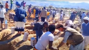 محرقة المهاجرين في صنعاء.. دفن عاجل للضحايا ومظاهرات تطالب بالتحقيق