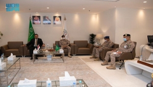 رئيس الحكومة اليمنية يزور مقر عمليات التحالف في الرياض
