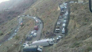 سائقو الشاحنات بطريق عدن تعز يطالبون بسرعة صيانة "هيجة العبد"