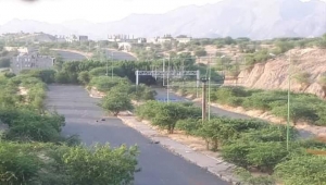 وفد حكومي يتعهد بالمضي قدما نحو إنهاء حصار الحوثيين لتعز