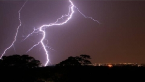 وفاة وإصابة ستة أشخاص جراء صاعقة رعدية في تعز