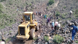 تعز.. مبادرة ذاتية لأهالي حجفات عزاعز لشق طريق يربط 25 محلة بأسواق المديرية والمديريات المجاورة