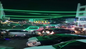 مع إنتهاء الهدنة.. عودة طوابير السيارات أمام محطات الوقود في إب