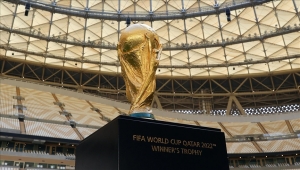 مُجسم كأس العالم يصل قطر بعد جولة في 54 دولة