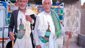 يعود تاريخه إلى أكثر من 1500 سنة وسعره قد يصل إلى مليون دولار.. "الجنبية" الخنجر الذي يرتديه اليمنيون