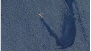 سنتكوم: هجوم حوثي على سفينة أدى لتسرب نفطي في البحر الأحمر ما يرفع مخاطر الكارثة البيئة