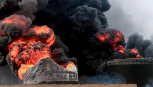 انفجار أحد خزانات الوقود في ميناء الحديدة بعد أسبوع من القصف الإسرائيلي