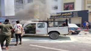 عدن.. حريق سيارة مواطن في مديرية المنصورة