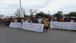 احتجاجات غاضبة في لحج وأبين تنديدًا بانهيار الخدمات وتجاهل الحكومة