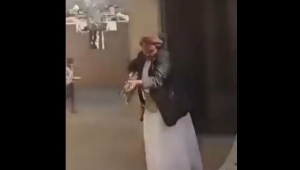 عمران.. مدير مدرسة يطلق النار على الطلاب المتخلفين عن الرسوم (فيديو)