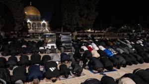بالرغم من إجراءات الإحتلال.. 60 ألف مصلٍ يؤدون العشاء والتراويح في المسجد الأقصى