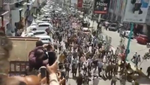 مظاهرة للمعلمين في تعز تطالب بتحسين أوضاعهم المعيشية ومكتب التربية يطالب بتأجيل امتحانات الثانوية العامة