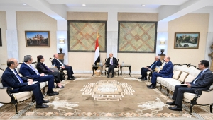 العليمي يتسلم دعوة من الرئيس العراقي لحضور مؤتمر القمة العربية