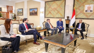 بن بريك يبحث مع السفير الأمريكي جهود دعم الحكومة وردع هجمات الحوثيين على خطوط الملاحة