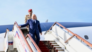 العليمي يصل موسكو  في زيارة رسمية لبحث تطورات الأوضاع باليمن