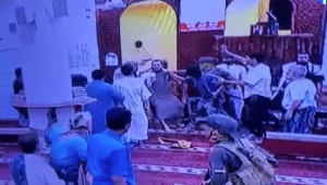 عدن.. مليشيا الانتقالي تقتحم مسجداً أثناء صلاة الفجر بقوة السلاح وتختطف إمام المسجد (فيديو)