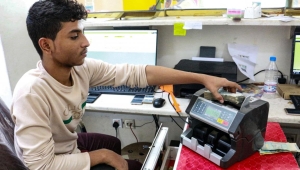 لماذا يمنع الحوثيون دولار الحوالات من الصرف في مناطق سيطرتهم؟